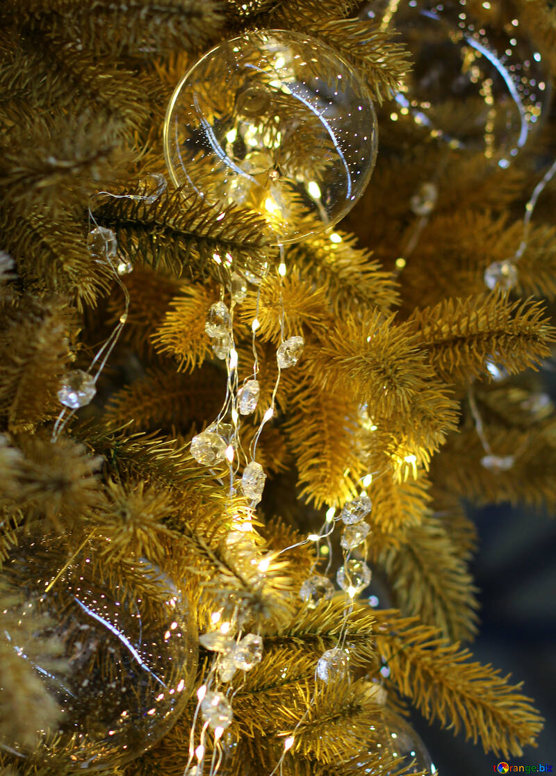 Perline di vetro e una ghirlanda di luci sull`albero di Natale №47733