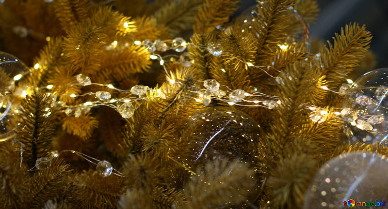 Contas de vidro e uma guirlanda de luzes na árvore de Natal №47734