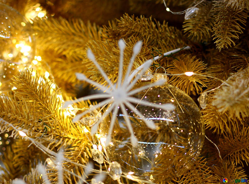 Contas de vidro e uma guirlanda de luzes na árvore de Natal №47730