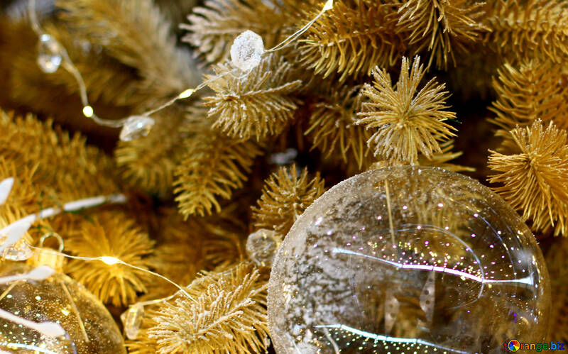 Perline di vetro e una ghirlanda di luci sull`albero di Natale №47731