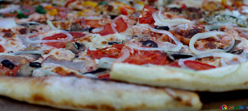 Grande pizza con salsiccia e cipolle №47428