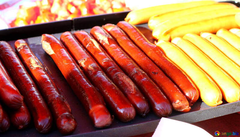 Würste für Hot Dogs auf dem Grill №47419