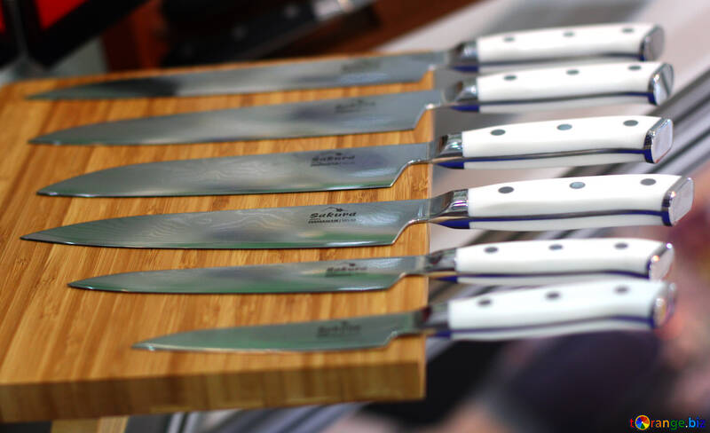 Um conjunto de facas de cozinha №47192