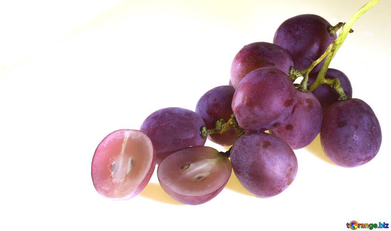Рожевий виноград ізольовано на білому тлі №47264