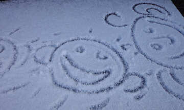 Figura sonríe en la nieve №48495
