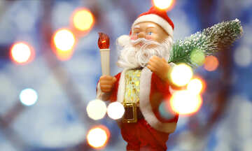 Juguetes de Santa Claus trae el árbol de Navidad en el fondo cubierto de nieve la noche bokeh y luces borrosa azul primer plano. <font>antorcha linterna roja para iluminar el camino. <font>Gran concepto Copyspace Nueva Year`s bandera de mercado, cartel.</font></font> №48162