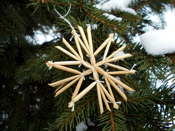 Los copos de nieve de la paja en un árbol de Navidad №48541