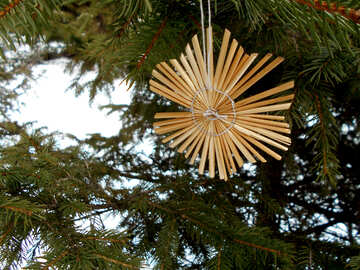 Estrellas de paja en el árbol de Navidad №48536
