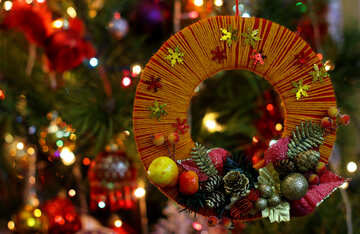 Homemade Christmas wreath on the background of the Christmas tree №48233