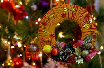Homemade Christmas wreath on the background of the Christmas tree №48235