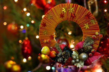 Homemade Christmas wreath on the background of the Christmas tree №48224