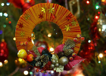 Homemade Christmas wreath on the background of the Christmas tree №48225