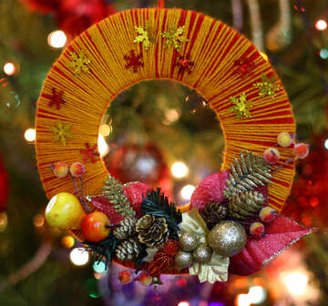 Homemade Christmas wreath on the background of the Christmas tree №48227