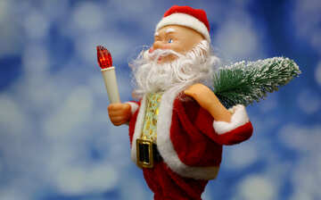 Neujahrskarte mit fröhlichen Weihnachtsmann-Spielzeug bringt Weihnachtsbaum am Glühen weichen blauen Hintergrund Bokeh. <font>Space-Konzept für die Markt Banner, Poster, Glückwunschkarte.</font> №48152