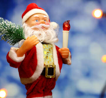 Novo cartão Year`s com brinquedo Papai Noel traz a árvore de Natal no brilho suave de fundo bokeh azul e luzes borradas primeiro plano. <font>conceito cor para a bandeira mercado, cartaz, cartão de felicitações.</font> №48156