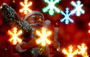 Juguetes de Santa Claus trae árbol de Navidad en brillo rojo de fondo bokeh luces y los copos de nieve borrosa primer plano. <font>Gran concepto Copyspace Nueva Year`s bandera de mercado, cartel.</font> №48175
