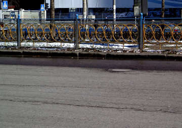 青と黄色で塗られた道路フェンス №48527