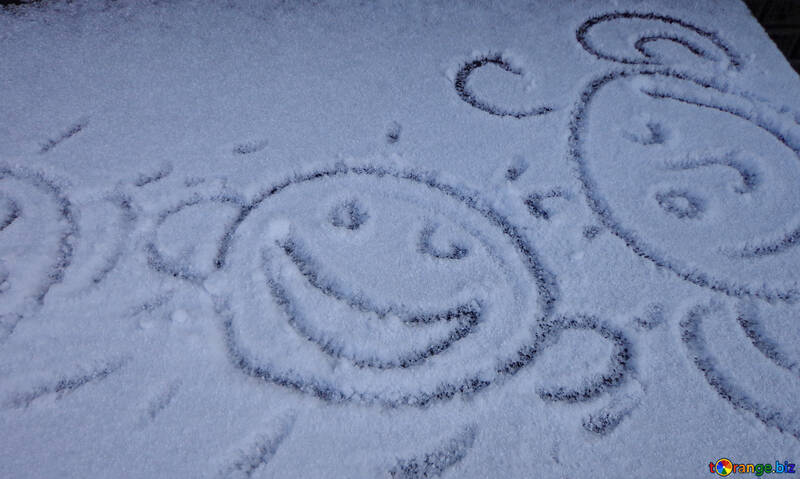 図は、雪の上で笑顔 №48495