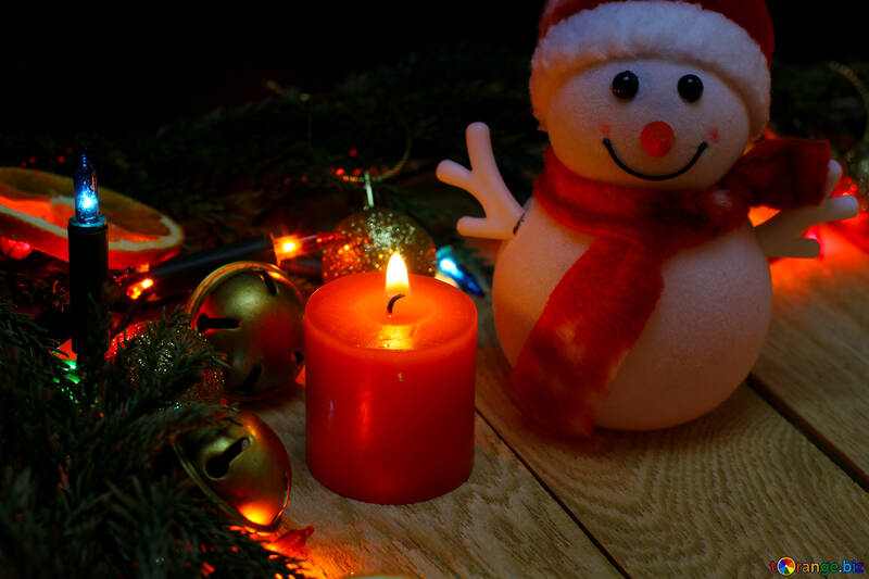 Новорічна свічка і сніговик на дерев`яному тлі №48187