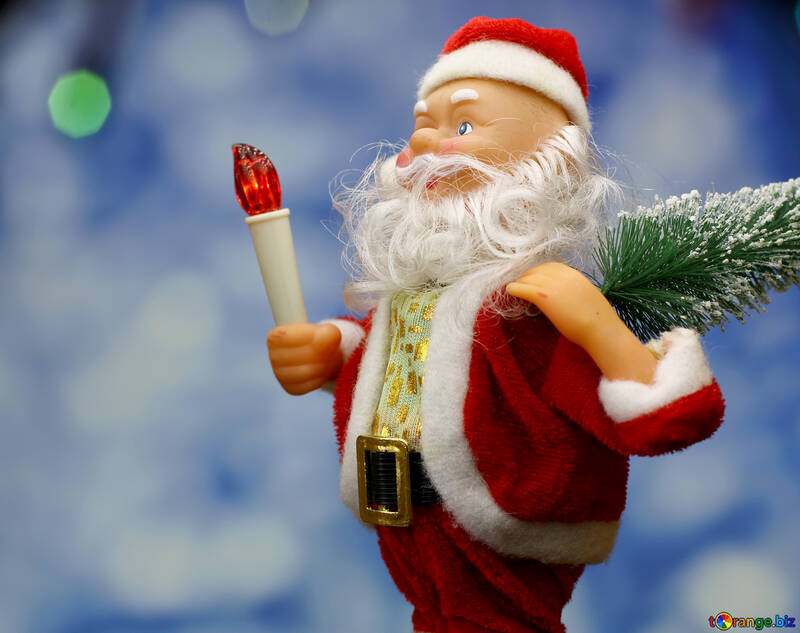 Nueva tarjeta con el juguete del `s de Santa Claus trae árbol de Navidad en suave resplandor azul de fondo bokeh y luces borrosa en primer plano. <font>concepto contexto para la bandera de mercado, cartel, tarjeta de felicitación.</font> №48153