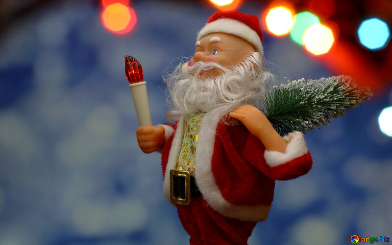 Nouvelle carte Year`s avec le Père Noël jouet apporte l`arbre de Noël à la lueur bleue bokeh et les lumières floues douce de premier plan. <font>concept Copyspace pour la bannière de marché, affiche, carte de félicitations.</font> №48154