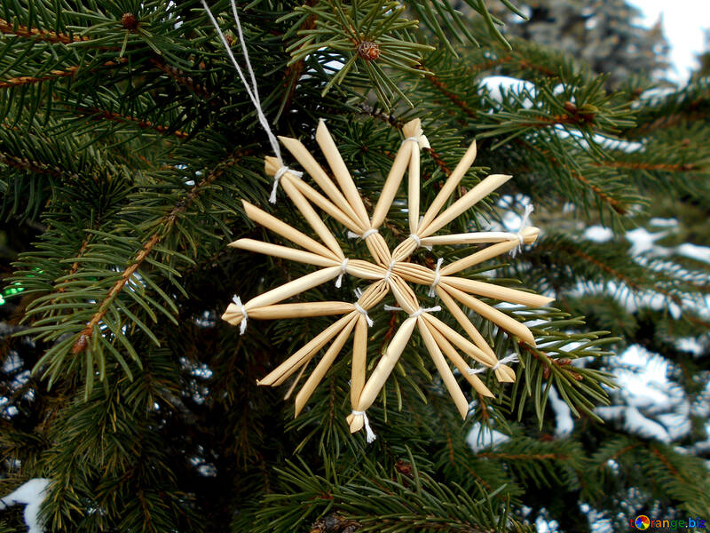 Schneeflocken aus Stroh auf einem Weihnachtsbaum №48535