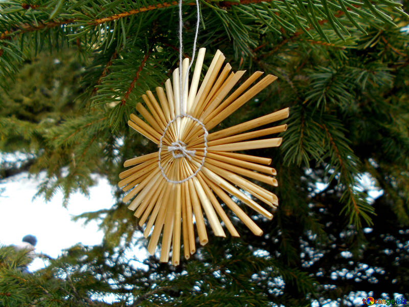 Snowflakes from straw on a Christmas tree №48537