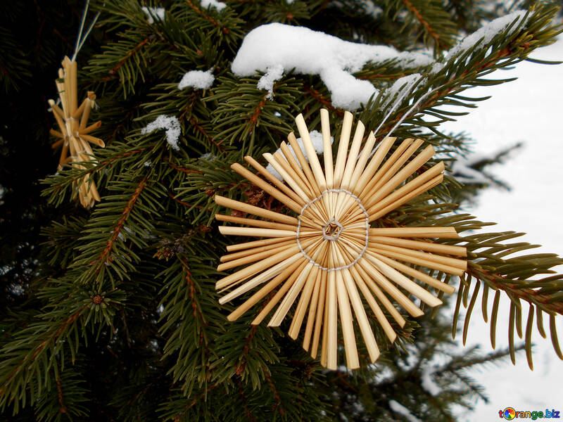 Snowflakes from straw on a Christmas tree №48539