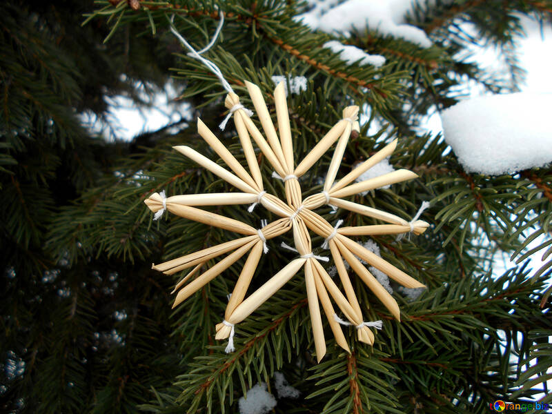 Snowflakes from straw on a Christmas tree №48541