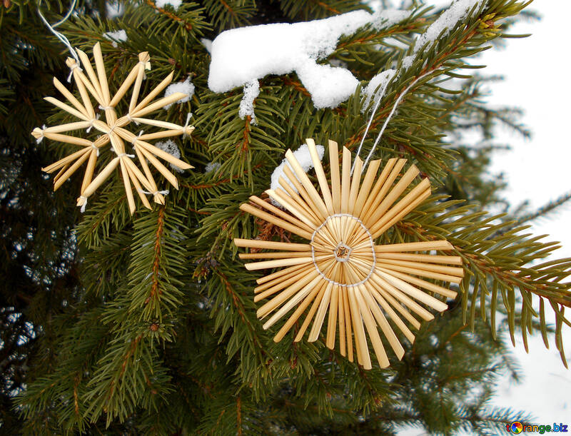 Snowflakes from straw on a Christmas tree №48542