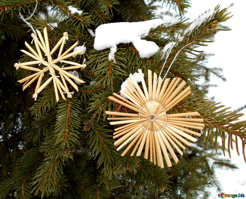 Schneeflocken aus Stroh auf einem Weihnachtsbaum №48543