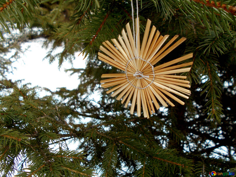 Estrelas de palha sobre a árvore de Natal №48536