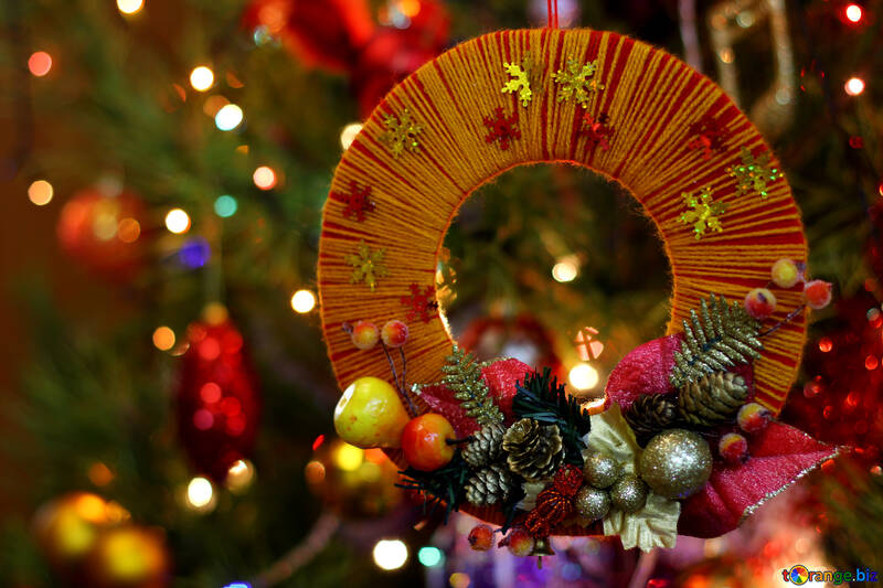 In casa Corona di Natale su sfondo l`albero di Natale №48224