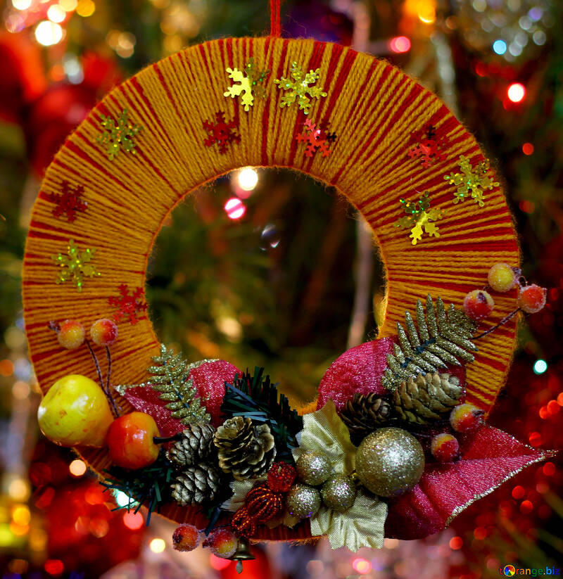 Саморобний різдвяний вінок на тлі новорічної ялинки №48232