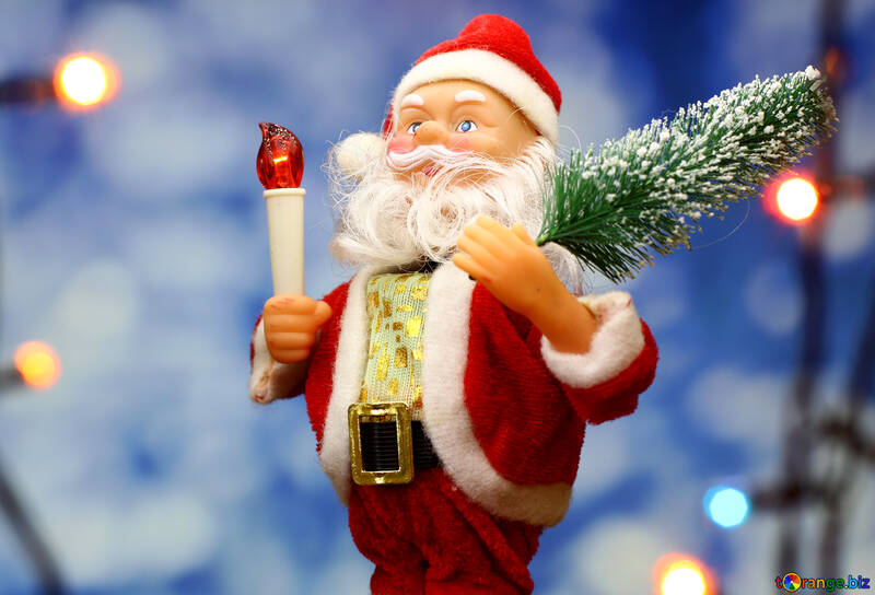 Novo cartão Year`s com brinquedo Papai Noel traz a árvore de Natal no brilho suave de fundo bokeh azul e luzes borradas primeiro plano. <font>conceito cor para a bandeira mercado, cartaz, cartão de felicitações.</font> №48157