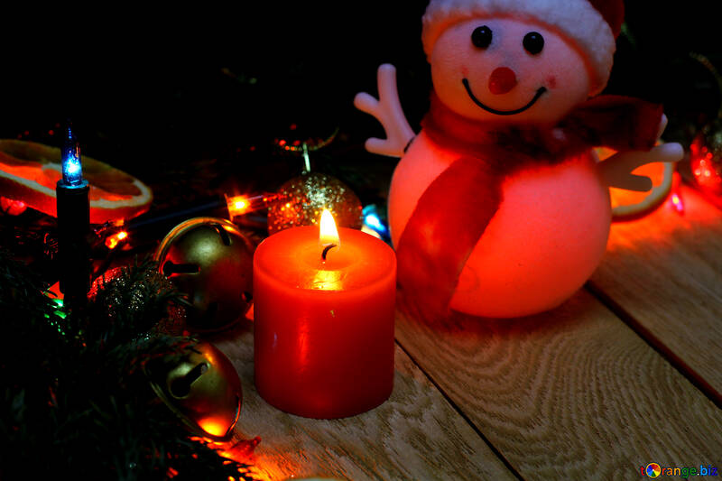 Новорічна свічка і сніговик на дерев`яному тлі №48188