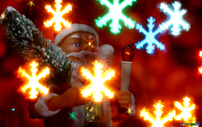 Juguetes de Santa Claus trae árbol de Navidad en brillo rojo de fondo bokeh luces y los copos de nieve borrosa primer plano. <font>Gran concepto Copyspace Nueva Year`s bandera de mercado, cartel.</font> №48175