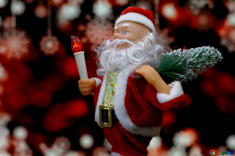 Novo cartão Year`s com alegre brinquedo Papai Noel traz árvore de Natal em fundo escuro bokeh vermelho com flocos de neve. <font>conceito cor para a bandeira mercado, cartaz, cartão de felicitações.</font> №48149