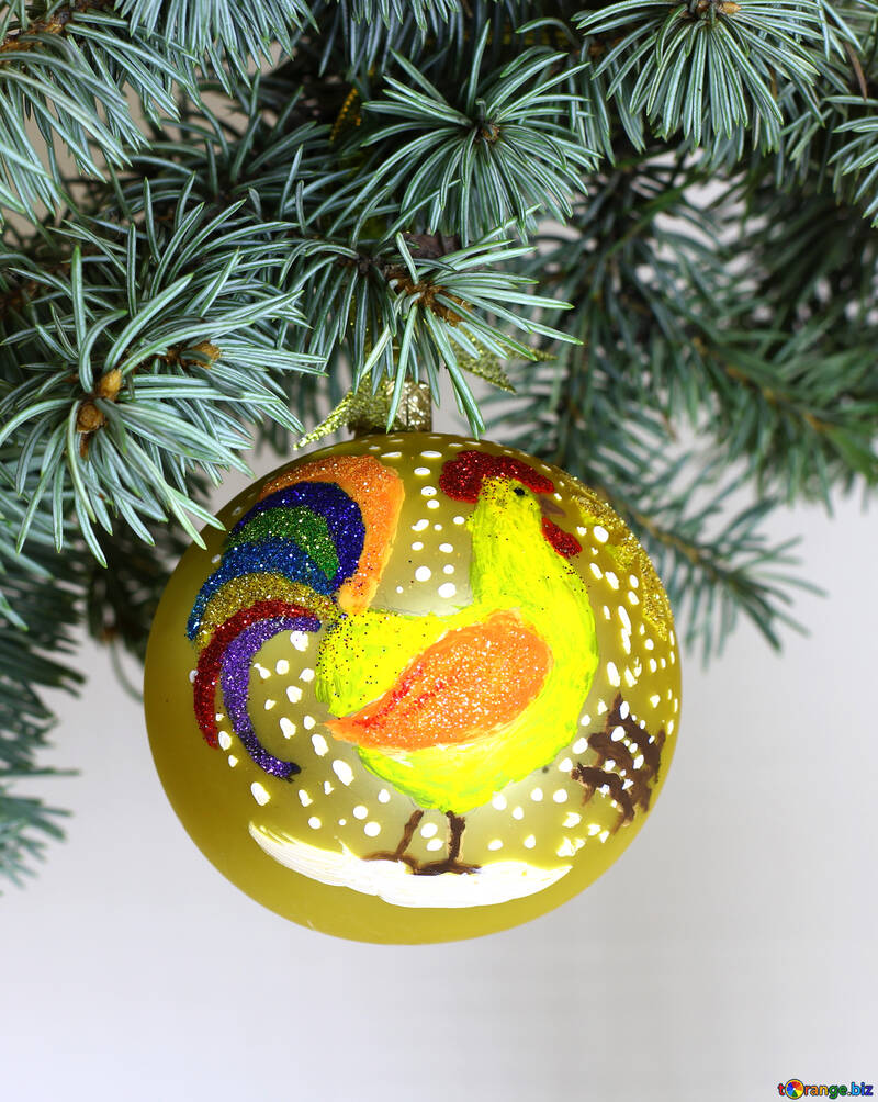 Gallo juguete de Navidad en una rama de árbol №48184