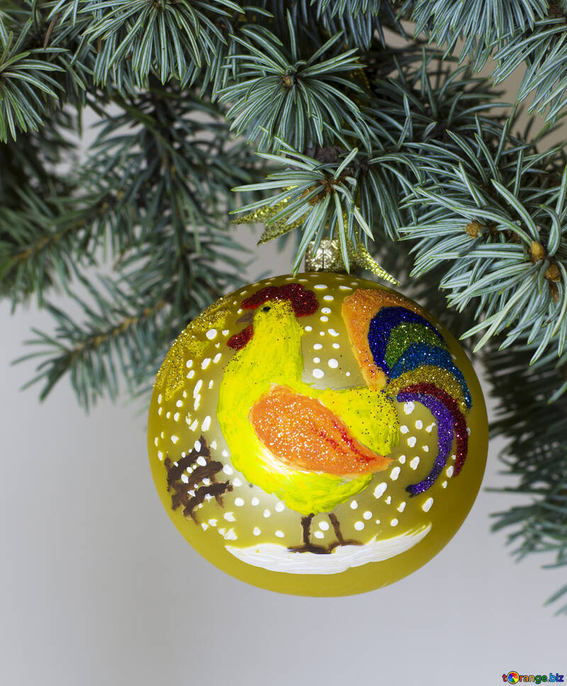 Gallo juguete de Navidad en una rama de árbol №48185
