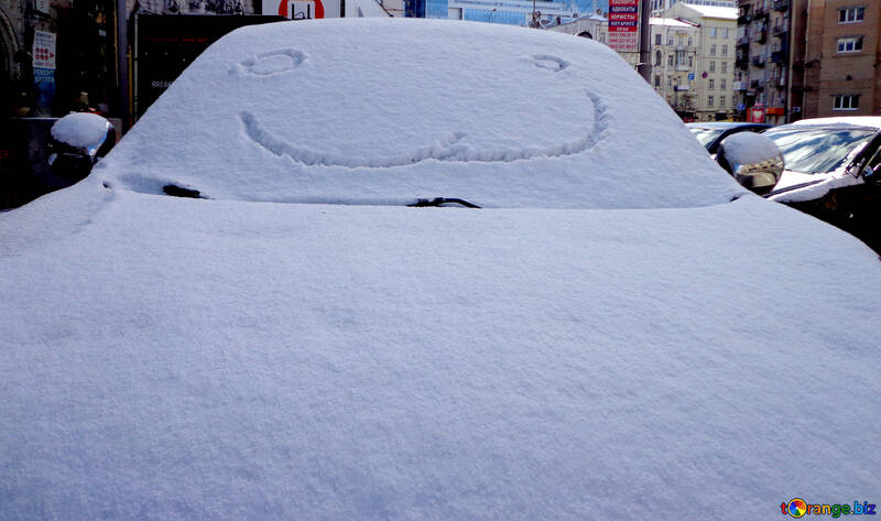 Figure sourire sur les voitures dans la neige №48496