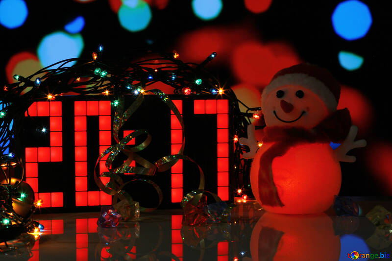Foto di Natale con i numeri 2017 e un pupazzo di neve №48087