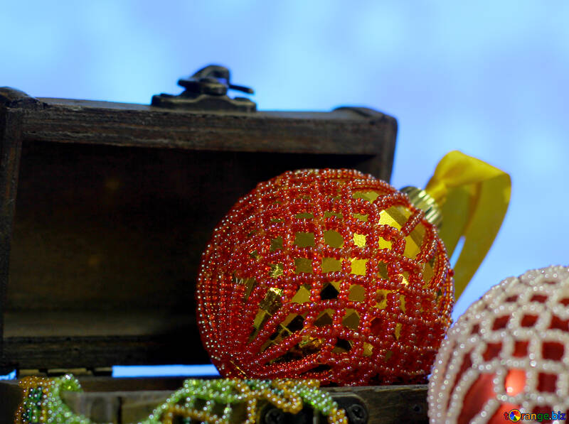 Bolas de Natal decorada com pérolas em uma caixa de madeira em um fundo borrado №48055