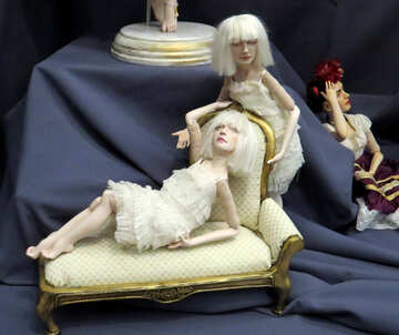 Muñecas espeluznantes en la cama №49079