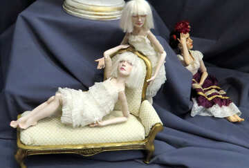 Modelli di capelli in platino bambole tre donne sdraiati №49080