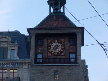 Torre com um relógio suíço №49956