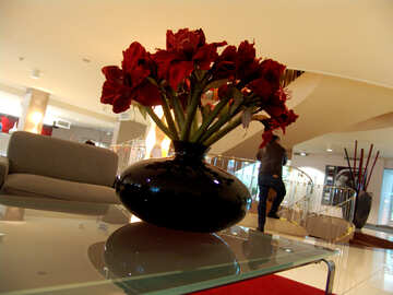 Велика ваза з квітами на столі №49960