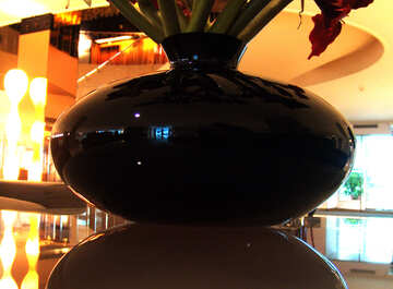 Un jarrón grande sobre la mesa №49959