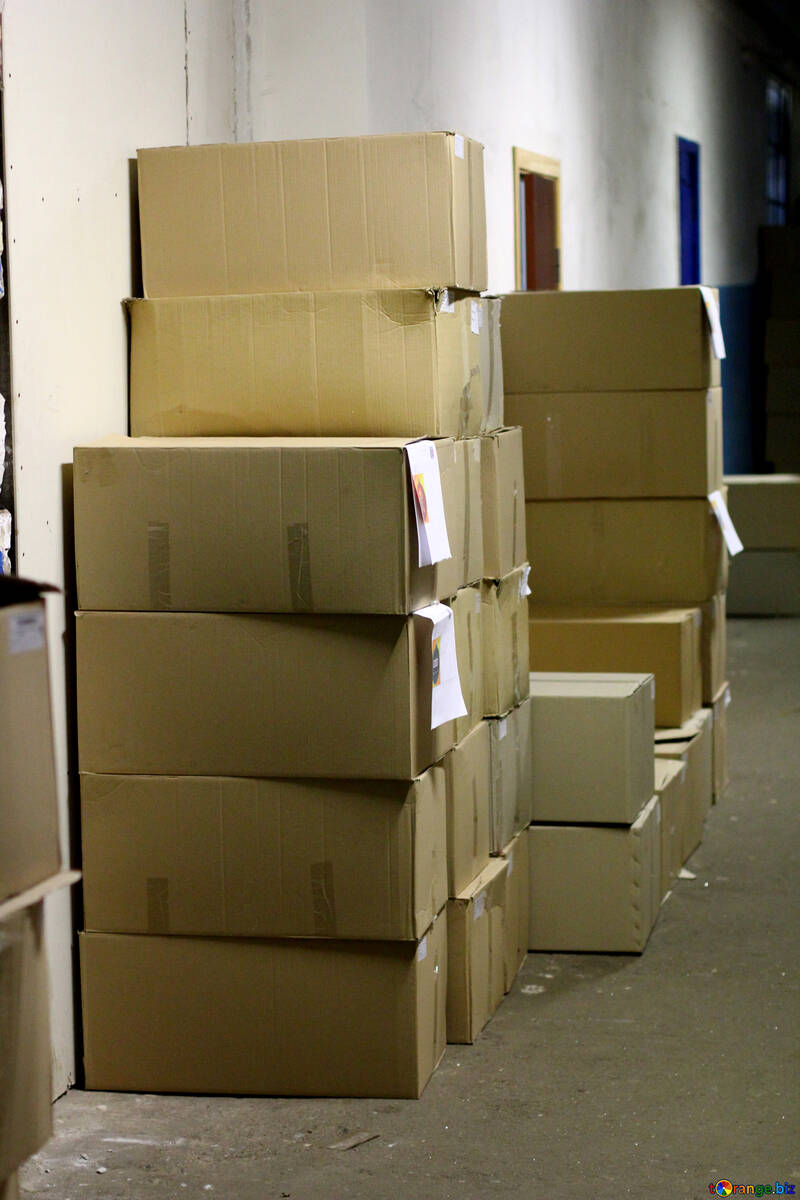 Boîtes empilées dans un couloir №49421