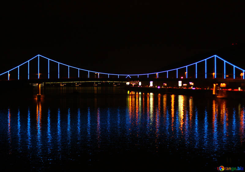 Bunte Hintergrundbeleuchtung auf der Brücke №49379